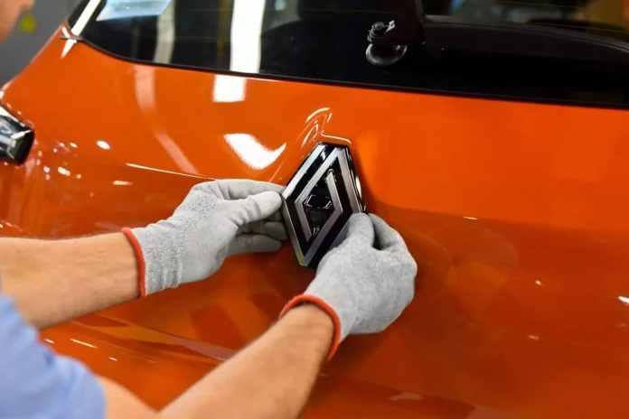 Logo Renault instalada no Kardian linha producao brasil