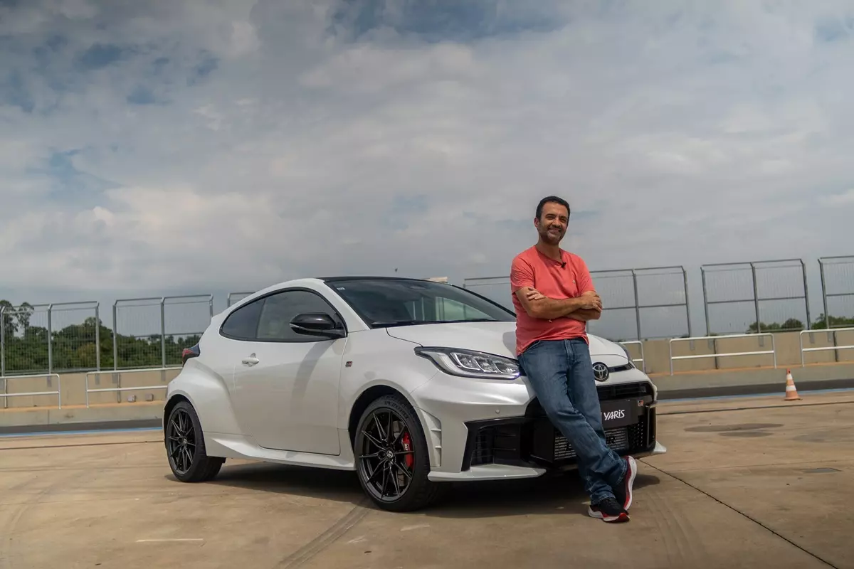 Novo Toyota GR Yaris 2026 e o jornalista Marlos Ney Vidal