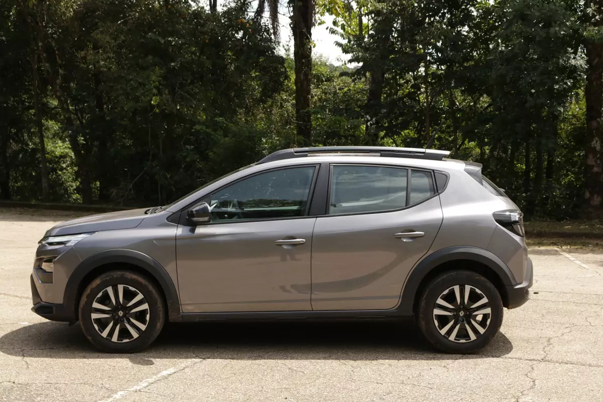 Renault Kardian Evolution MT 2026 de lado na cor Cinza Cassiopée
